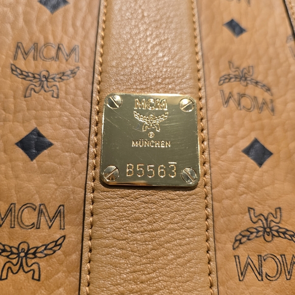 MCM Liz Large Reversible Shopper Tote With Matching Zip Pouch - Picture 8 of 11